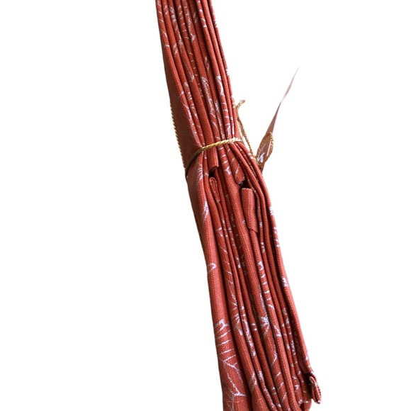 Four new falling leaves fabric napkins in a wrapped set - Picture 4 of 6